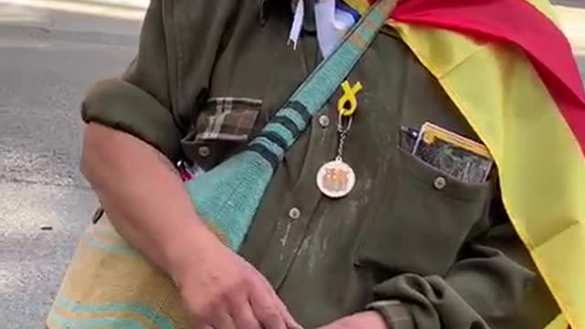 Un separatista se baja el pantalón y camina por la calle insultando a los españoles