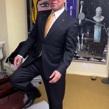 20190129文贵先生视频²：文贵看春晚特别定制的八套西装，11件衬衣，今天已经全部到了，这是劳．瑞奇特别为我们定做的！