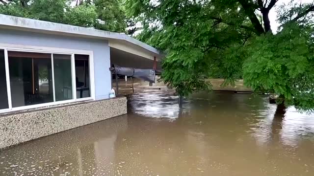 Families flee Australia's worst floods in decades