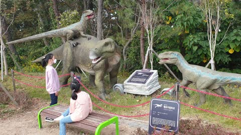 Children watching robot dinosaurs