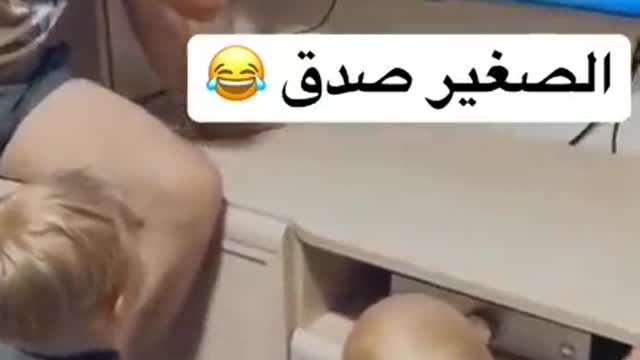 Funy مقاطع مضحكة اي يلعب بطريقة طريفة مع اطفاله