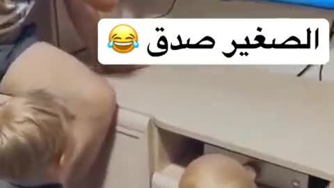 Funy مقاطع مضحكة اي يلعب بطريقة طريفة مع اطفاله