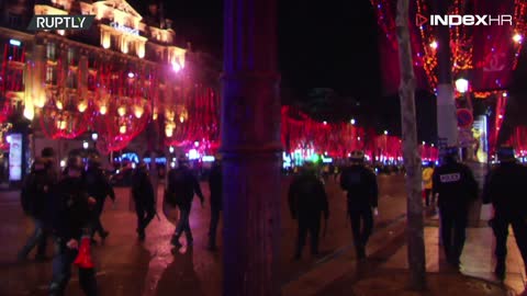 Pariz: policija koristi suzavac i vodene topove na prosvjedu žutih prsluka