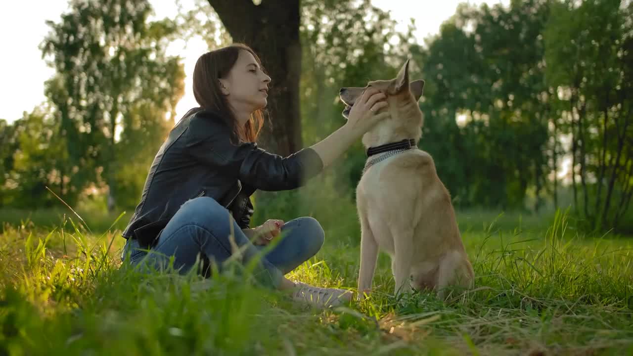 Tender relationship between the girl mistress and her dog
