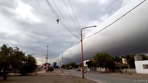 Massive cloud comes over neighbourhood