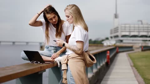 Relieve stress：A pair of women are having a pleasant conversation