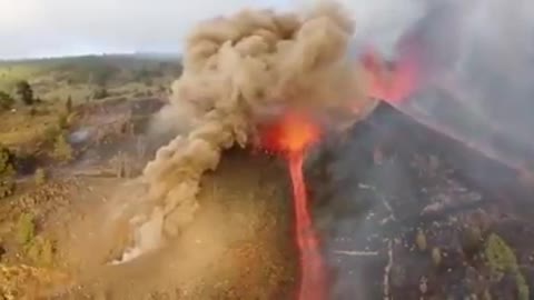 VOLCANIC ERUPTION - La Palma Spain is erupting right now Again.