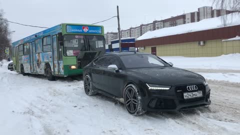 Audi RS7 pulls a Bus in Snow