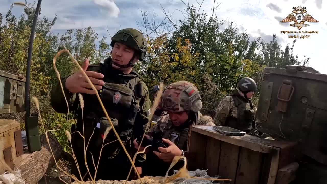 The 11th regiment of the DNR military attacks Kiev forces in Pervomaiskoye.