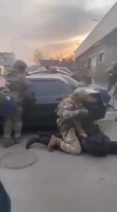 보고서에 따르면 민간인에게 가혹 행위를 가한 것은 우크라이나 군대입니다.