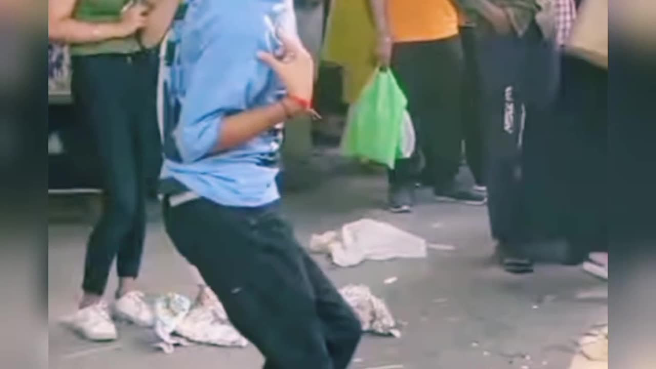 Funny dance in public 😂😂😂