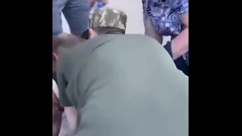 Cittadino ucraino costretto ad arruolarsi nell'esercito.