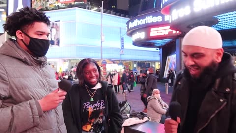 QUIZZING STRANGERS ABOUT ISLAM FOR AN IPAD IN TIMES SQUARE!