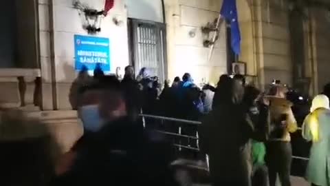 Protestul cetatenilor la Ministerul Sanatatii noaptea