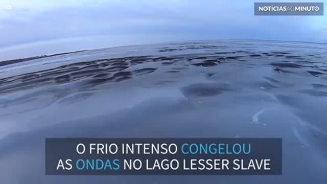 Impressionante! Frio congela ondas em lago no Canadá