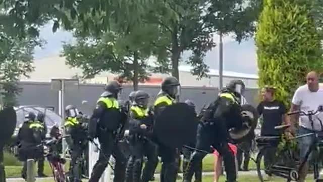 The Dutch farmers strike are faced with the globalist bully police