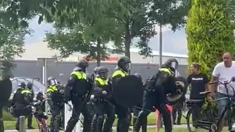 The Dutch farmers strike are faced with the globalist bully police