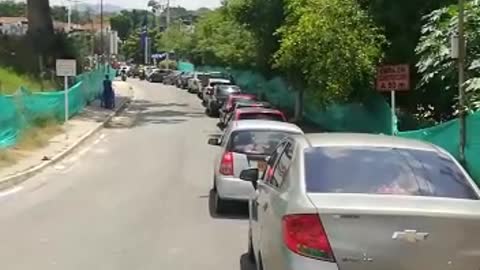 fila de cuatro horas en punto de vacunación móvil de la santoto