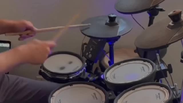 Very excited play free drum start