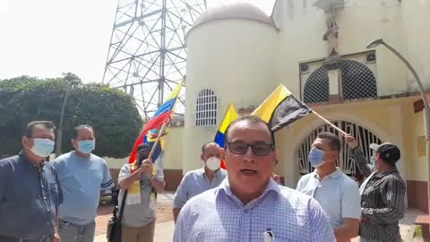 La lucha férrea por mantener en pie la torre de la iglesia del barrio Palmira