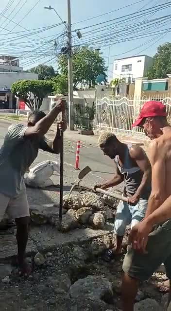 Vecinos tapan hueco en El Consulado