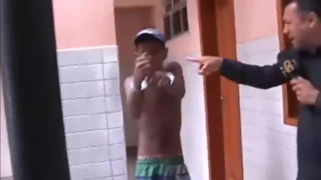 Repórter bate na cara do delinquente.