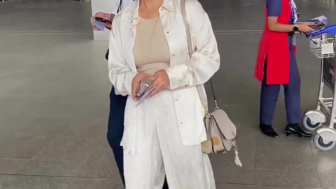 Sunny Leone was clicked with Daniel Weber at the airport