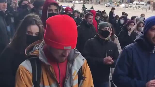Protestors in #Moscow chant "No to War!"