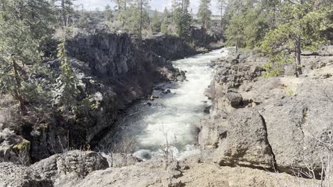 Spectacular Volcanic River Canyon – National Wild & Scenic Deschutes River – Central Oregon – 4K