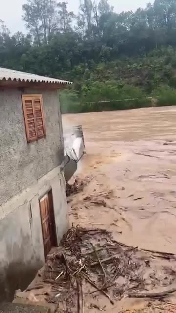 Casa é levada pela água em Orleans após cheia do Rio Tubarão