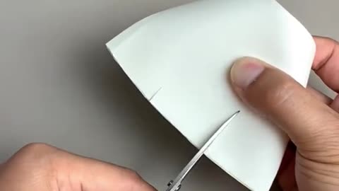 Make a pinwheel yourself with a pair of scissors and a disposable cup