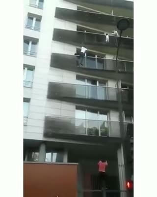 Hombre rescata a un bebé en Francia