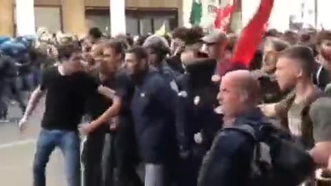 Torino manganellate manifestazione