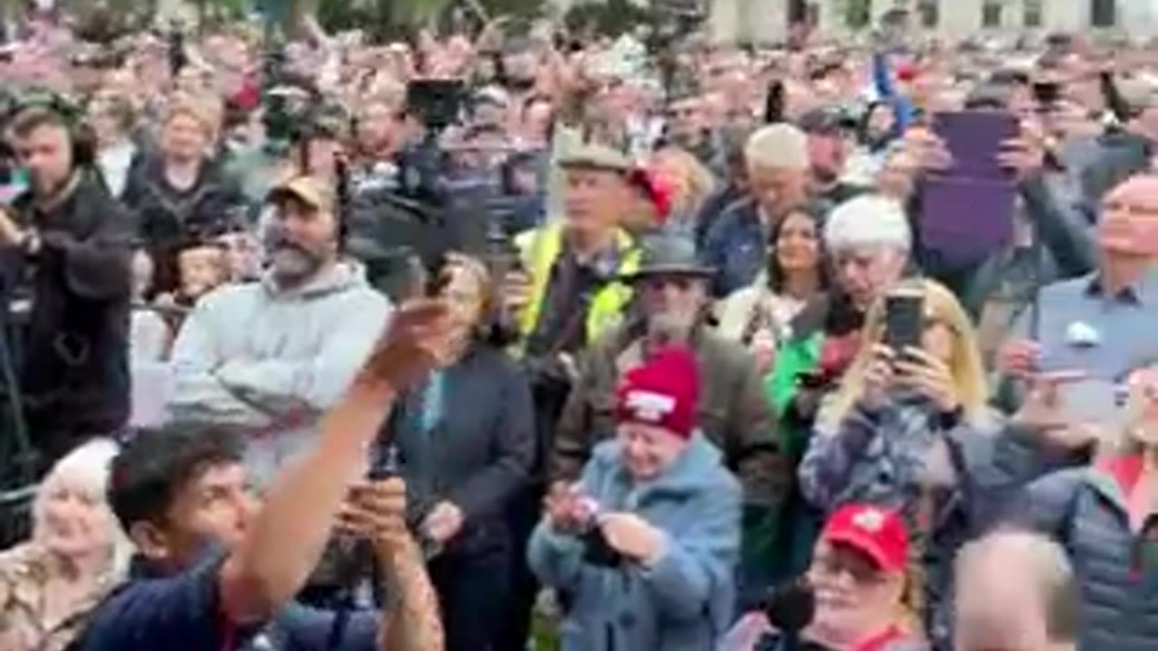 Massive crowd in London cheering in support of Trump. Via #ToreSays