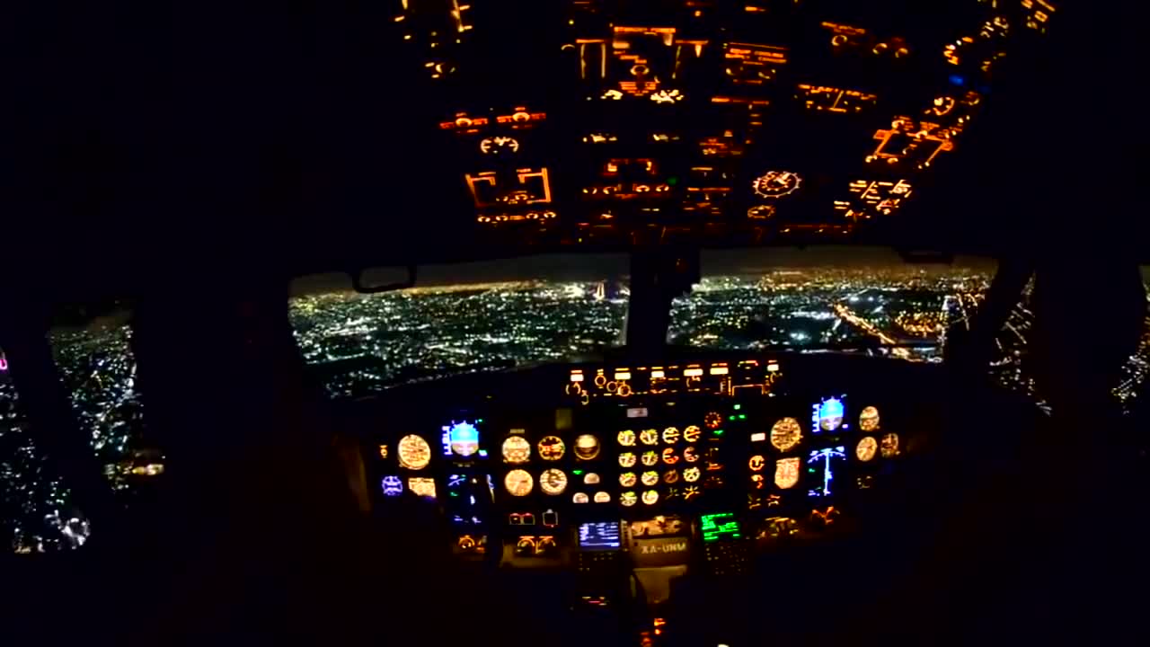 Amazing Cockpit View of Emirate Night Landing at Dubai