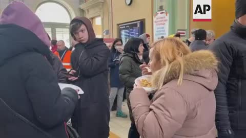 Crowds at Polish train station amid Ukraine influx