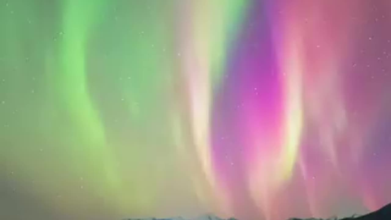 THE STUNNING COLORS OF THE AURORA BOREALIS SKY