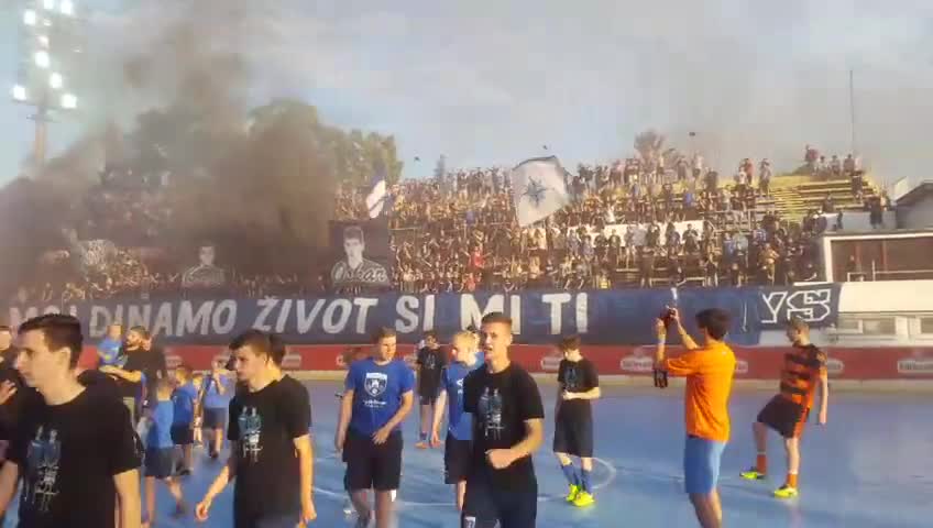 Zagreb se uz suze i bakljadu oprostio od Matije i Oskara