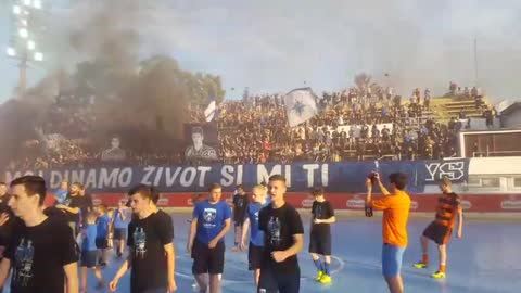 Zagreb se uz suze i bakljadu oprostio od Matije i Oskara