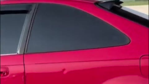 The mechanic showed some small accessories when the car was modified.