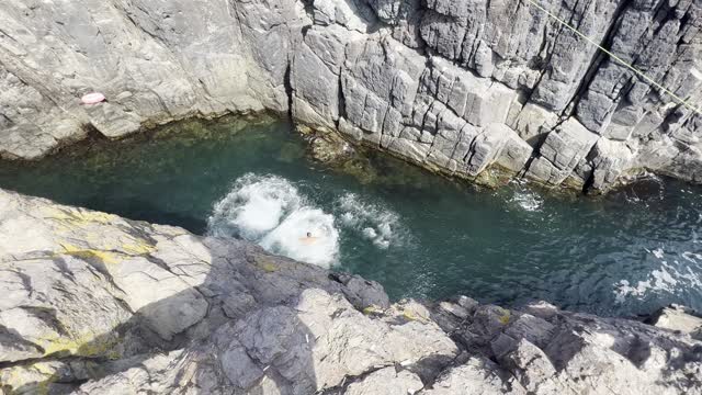 Cliff jumping from 15m😱