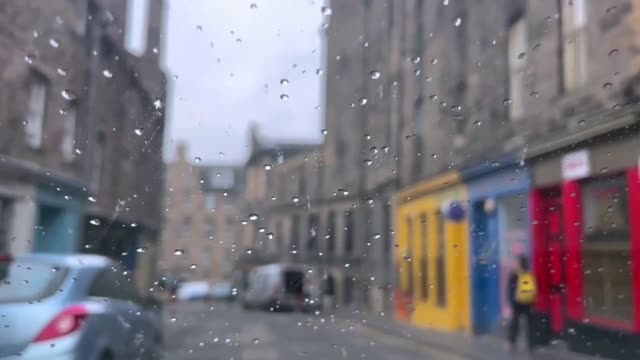 On rainy days, I wandered slowly in the street and felt like I had encountered the same street scene