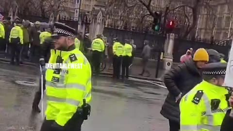 NEWS🚨 THE MET POLICE ARE KETTLING FARMERS PROTESTING THE