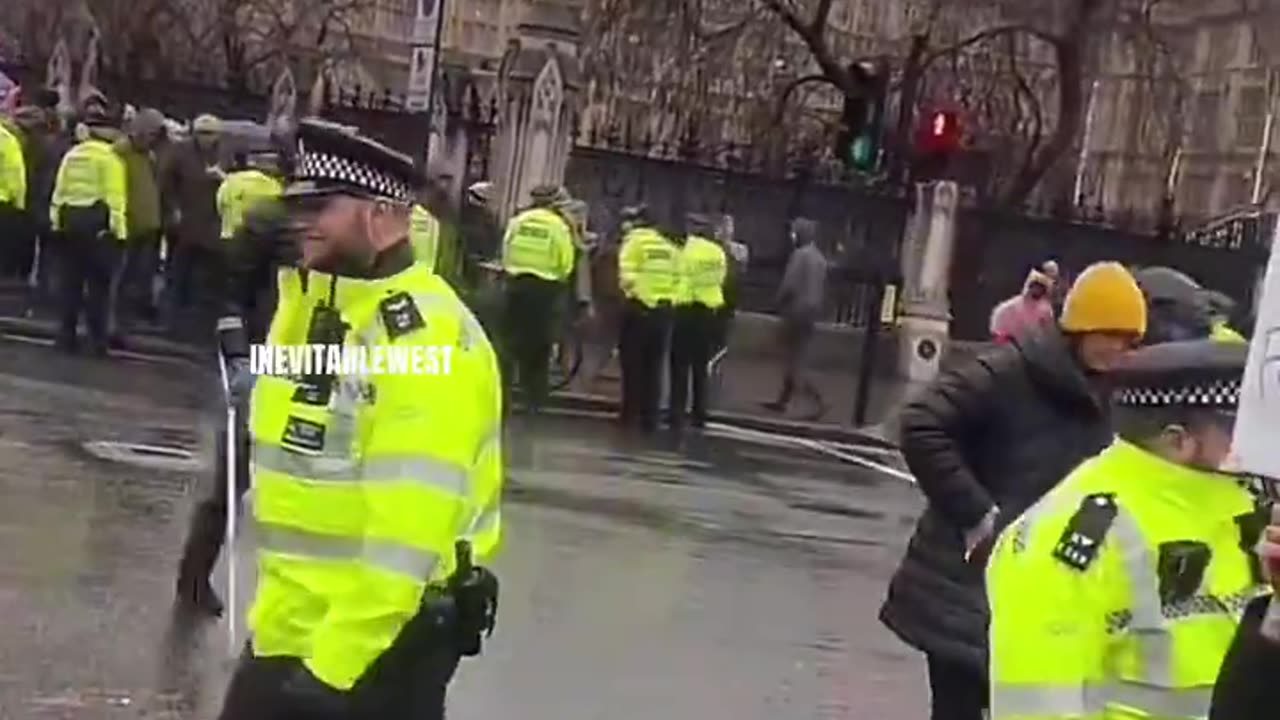 NEWS🚨 THE MET POLICE ARE KETTLING FARMERS PROTESTING THE