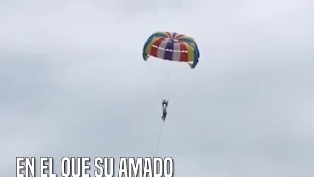 Grabó a su esposo haciendo ‘parasailing’