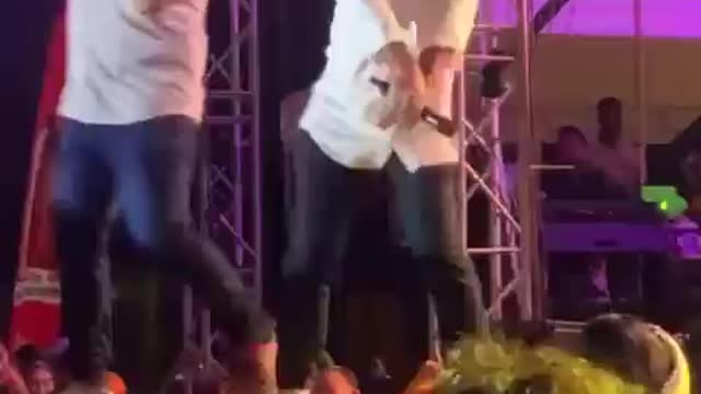 Alcalde de Cartagena sorprendió con sus pasos de baile en concierto