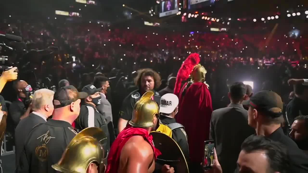 Dante Wilder versus Tyson fury 3 entrances.