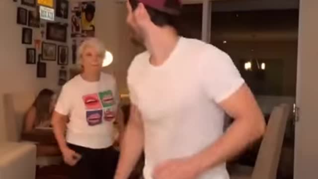Cute Mom & Son do Amazing dance moment!!