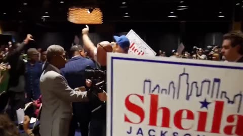 Pedo Hunter Gets Dragged Out Of Hillary Clinton Event