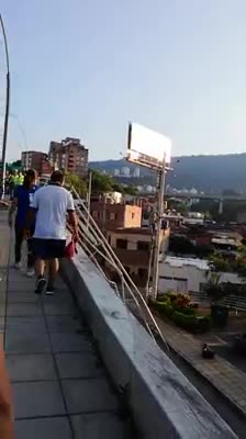Carro casi cae al barrio San Martín tras accidente en el Viaducto García Cadena de Bucaramanga